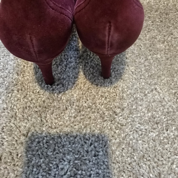 Rockport Burgundy Heels with Silver Accents - Picture 6 of 9